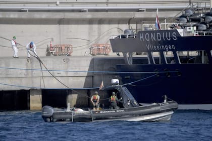 Una lancha de la Guardia Civil española navega mientras el crucero MV Hondius, afectado por el hantavirus, atraca en el puerto de Granadilla de Abona, en la isla de Tenerife