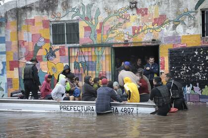 Una lancha de prefectura asiste a personas evacuadas