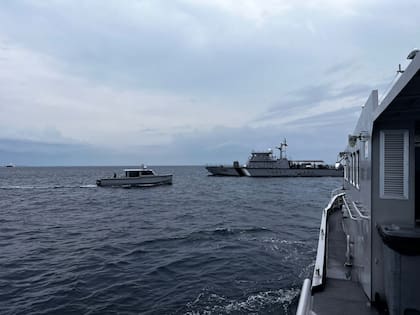 Una lancha guardacostas y otras embarcaciones desplegadas para buscar a cuatro buzos italianos desaparecidos cerca de la isla Alimathaa