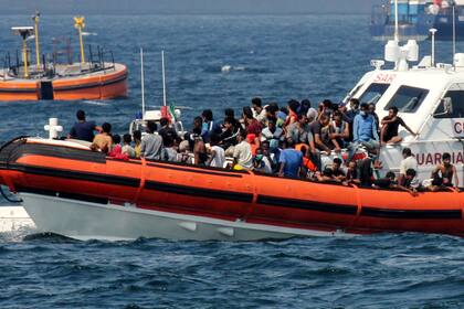Una lancha patrullera de la Guardia Costera italiana transporta migrantes hacia el puerto de Palermo, Sicilia, el 17 de septiembre de 2020