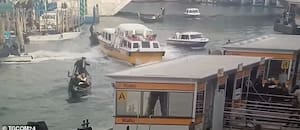 Una lancha perdió el control en uno de los canales de Venecia, chocó contra dos góndolas y golpeó un edificio