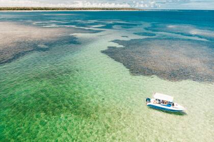 Una lancha une el continente con la isla de Boipeba.
