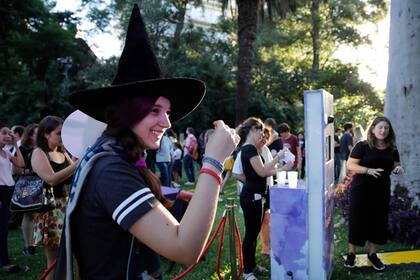 Una larga cola de aficionados esperó para sacarse una foto con el sombrero seleccionador