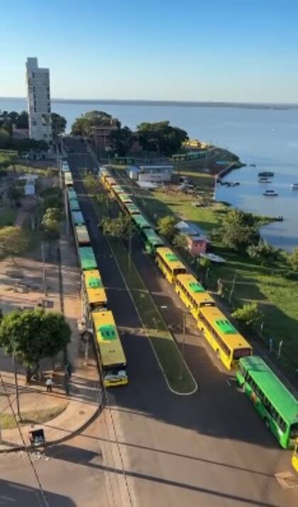 Una larga cola de colectivos que se utilizaron para trasladar militantes de los barrios y también de pueblos del interior a la marcha oficialista frente a la Legislatura.