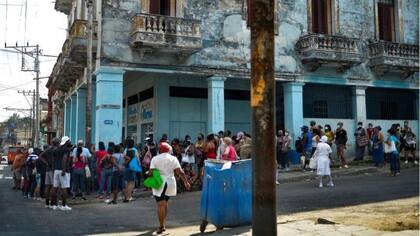 Una larga cola en La Habana. Los medios oficiales admiten que hay problemas, pero dicen que no se solucionan con protestas