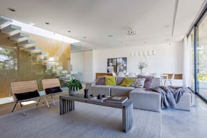 Una larga conversación entre profesionales y clientes de cara a un espacio concreto no solo logró darle a este departamento la escala de una casa, sino incluir, dentro de la sencillez de sus líneas, las cosas que sencillamente les dan felicidad.