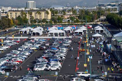 Una larga fila de personas aguarda para vacunarse en Disneyland, California