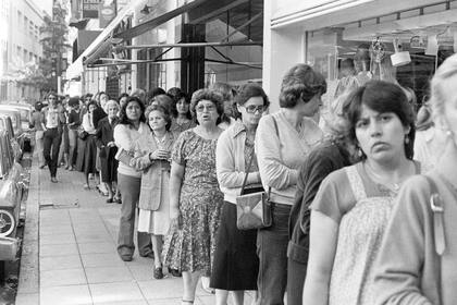 Una larga fila para votar en Buenos Aires, en una de las mesas femeninas en las elecciones de 1983; desde 2011 ya no se discrimina a los electores por sexo