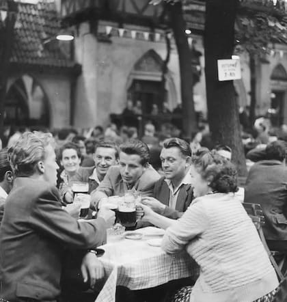 Una larga tradición: la cerveza es un elemento intrínseco de la cultura checa. (Jardín de cerveza checo circa 1945)