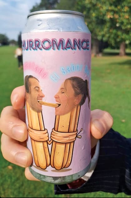 Una lata personalizada de kombucha con una divertida foto de la pareja, que se autodenominan “Los Churris”.