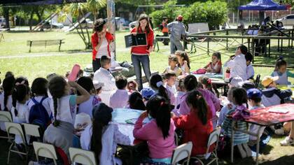 Una lectura al aire libre, ayer, en la sede de Virrey del Pino