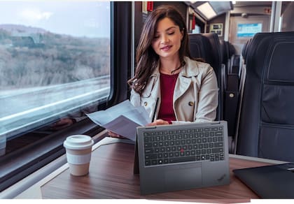 Una Lenovo Thinkpad X1 convertible que la compañía presentó en la CES 2026