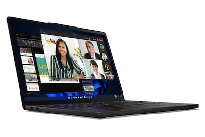 Una Lenovo ThinkPad X13s con pantalla de 13,3 pulgadas y chip Qualcomm Snapdragon 8cx Gen 3