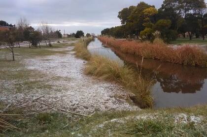 Una leve nevada cubrió las calles de Mar de Cobo