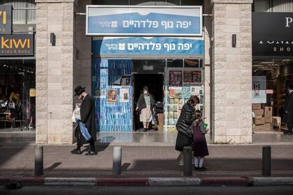Una librería de Bnei Brak, Israel, donde se siguen vendiendo los libros de Chaim Walder