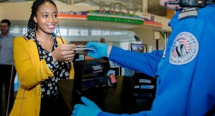 Una licencia o identificación sin la Real ID aún se puede usar para la mayoría de las funciones, pero no para la seguridad del aeropuerto para vuelos comerciales