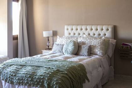Una linda cabecera de cama puede cambiarlo todo: el capitoné es un clásico que siempre va bien y enmarca la cama