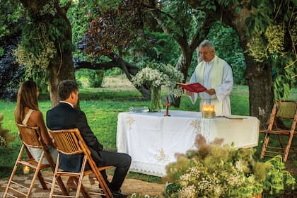 Una lindísima postal frente al altar.