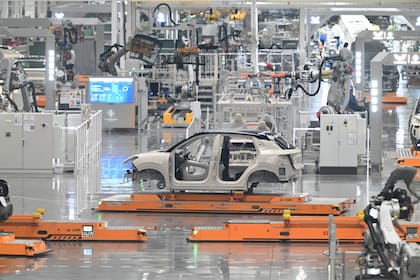 Una línea de producción automática de SAIC GM Wuling Automobile, en Liuzhou, en la región autónoma de la etnia zhuang de Guangxi, en el sur de China.