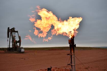 Una llamarada quema gas natural en un pozp petrolífero en Watford City, Dakota del Norte, EEUU