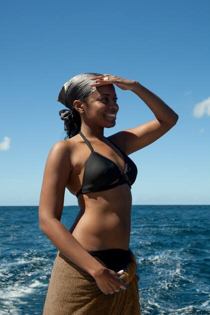 Una local a bordo del catamarán Lancheon Cruise.