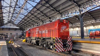 Una locomotora General Motors G22 de los años setenta operativa en la estación de trenes de la línea Belgrano Norte en Retiro