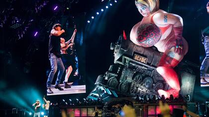 Una locomotora salía a escena en el comienzo del show de AC/DC