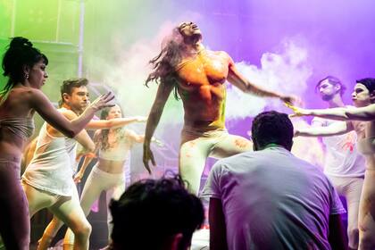 Una lograda escena de Rent, dirigida por Juan Álvarez Prado, que salta del streaming al escenario del Ópera