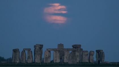 Una luna de sangre se perfila entre las nubes añadiendo misticismo al monumento de Stonehenge
