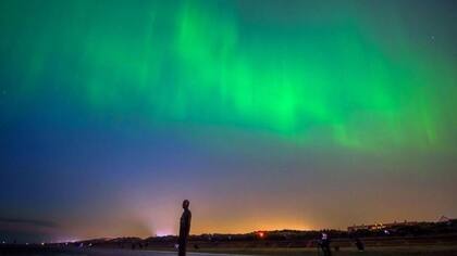 Una luz brillante llenó el cielo sobre la playa de Crosby en Liverpool, Inglaterra