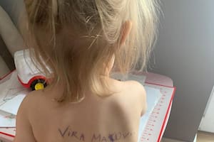 Una madre escribió un mensaje en la espalda de su hija en caso de que muera en el camino