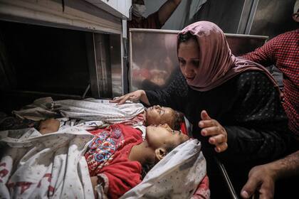 Una madre llora la muerte de sus dos hijos durante un ataque de las fuerzas israelíes en la Franja de Gaza, el 10 de mayo de 2021