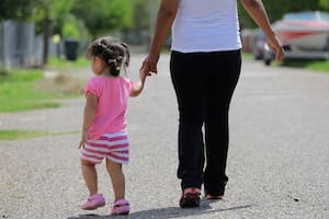 Una madre mexicana en riesgo de deportación demandó al gobierno de EE.UU. por el bienestar de su hijo con autismo y el derecho a la ciudadanía de su bebé por nacer