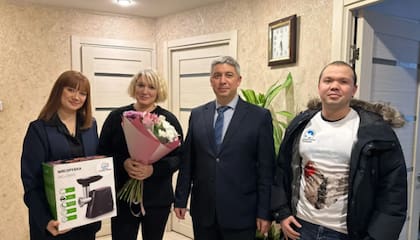 Una madre recibe la picadora de carne como regalo del partido Rusia Unida.