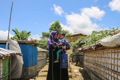 Una madre refugiada rohingya y su hija