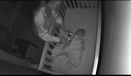 Una madre se asustó con su propio reflejo al controlar a su bebé
