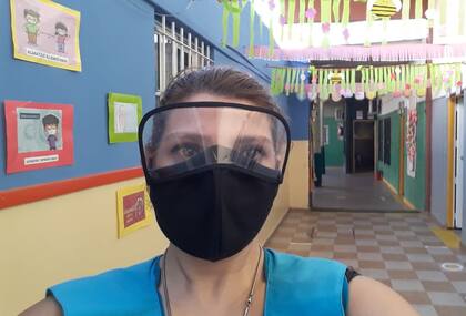 Cyntia Marquez es maestra de sala de 3 y se compró un barbijo con visor para que sus alumnos la distingan