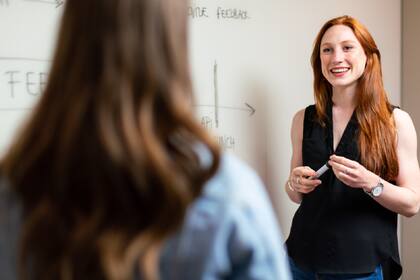 Una maestra fue despedida luego de que no pudo asistir a una reunión por el cáncer de su madre; las imágenes son solo ilustrativas no pertenecen a los hechos