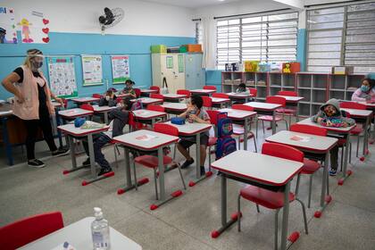 Una maestra trabaja con pocos estudiantes en una escuela pública de San Pablo