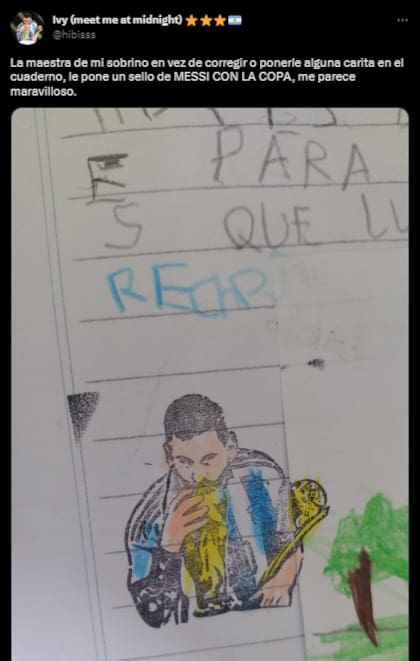 Una maestra usa un sello de Messi para corregir los trabajos de sus alumnos