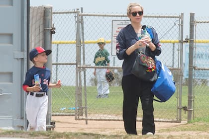 Una mamá todoterreno. Embarazada de su tercer hijo, Kate Hudson intenta no perderse ninguna actividad de su pequeño Bingham, quien tenía un juego de baseball, en Los Angeles