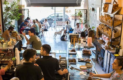 Una mañana a pleno en Salvaje Bakery.