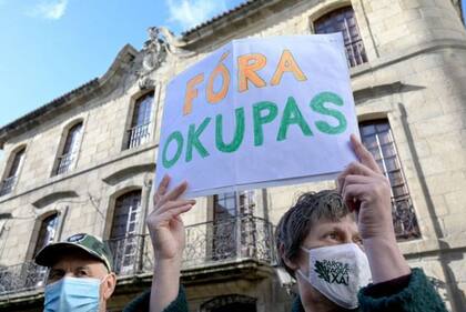 "Una mañana, alguien llamó con fuerza a la puerta de entrada", dice Mariana. "Había 20 hombres grandes afuera. Dijeron que tenía la opción de irme con el dinero que podían darme. Y si me negaba, me dijeron que estarían afuera de mi puerta todos los días con perros. 'No te vamos a dejar entrar o salir ', dijeron".