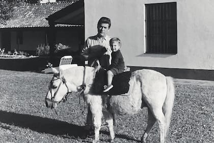 Una mañana en el campo con su nieta, Agustina Macri