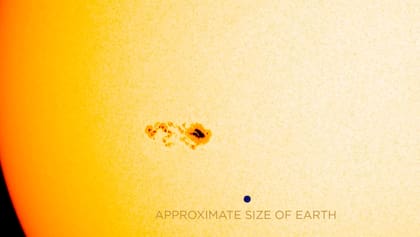 Una mancha solar en comparación con el tamaño de la Tierra (Foto: NASA)