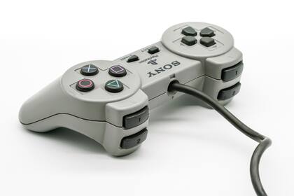 Una mando de la primera PlayStation; todavía no había incorporado las palancas de control