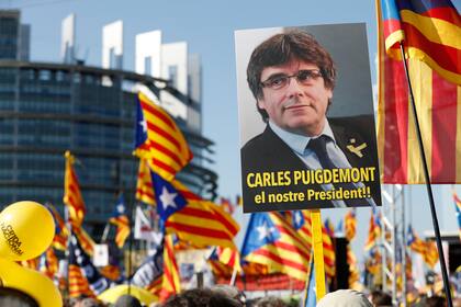 Una manifestación a favor del exiliado Carles Puigdemont afuera del Parlamento Europeo en Estrasburgo (Archivo)