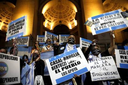 Una manifestación en apoyo a los jueces desplazados por el kirchnerismo, Bruglia, Bertuzzi y Castelli, tiene lugar anoche frente a los Tribunales