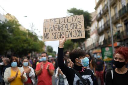 Una manifestación en contra de las medidas restrictivas del gobierno, ayer, en el barrio de Vallecas, en Madrid.