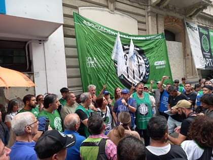 Una manifestación en las afueras del INTA en rechazo por la reestructuración y recortes